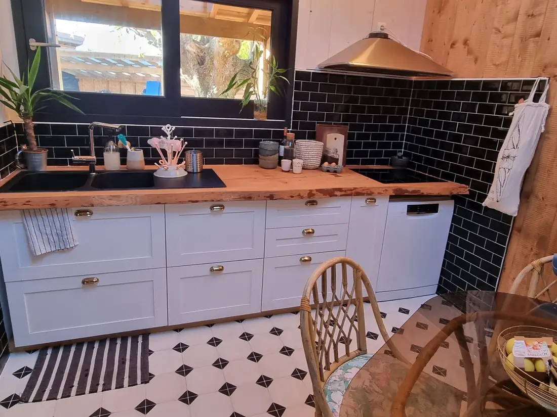 Cuisine aménagée sous une charpente bois apparente