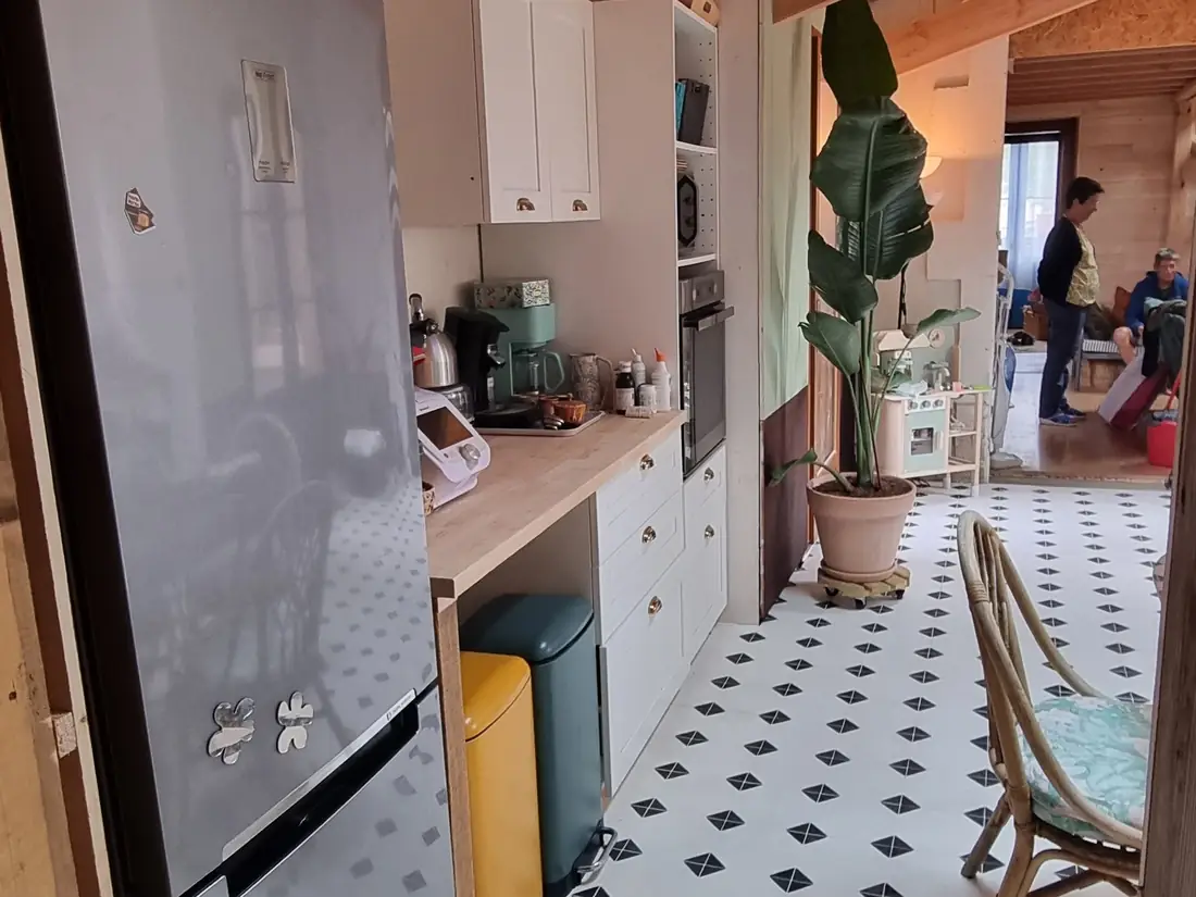 Cuisine aménagée sous une charpente bois apparente — vue 3