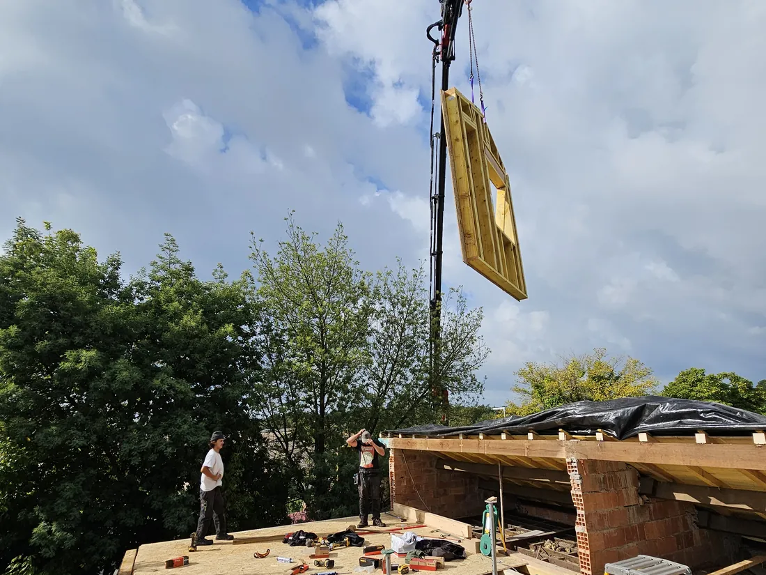 Levage d’un élément de structure à la grue au-dessus du nouveau plancher