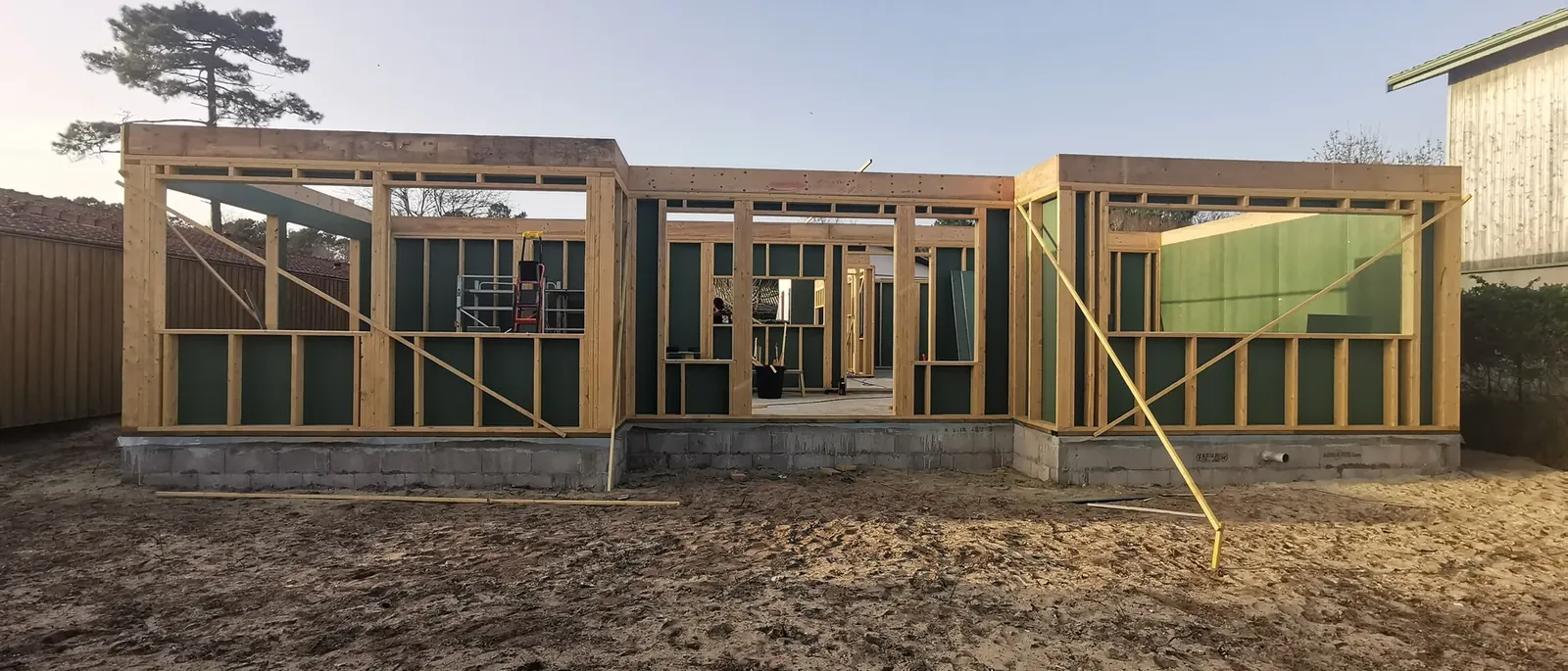 Ossature bois d’une maison entièrement montée sur sa dalle