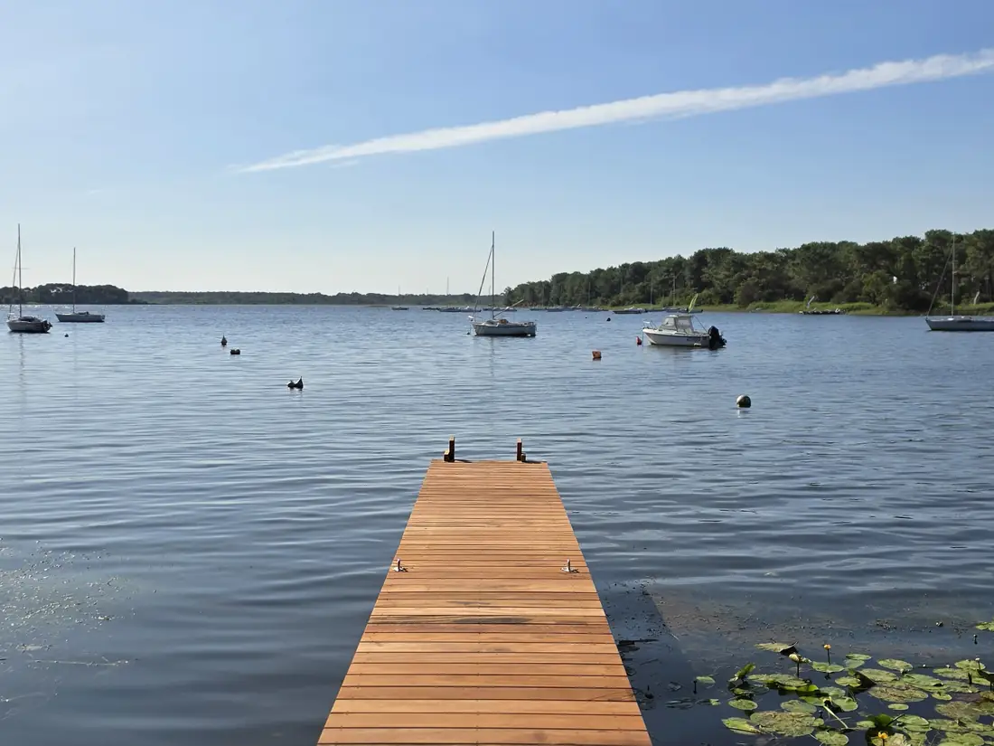 Ponton bois avançant sur le lac de Lacanau — vue 2