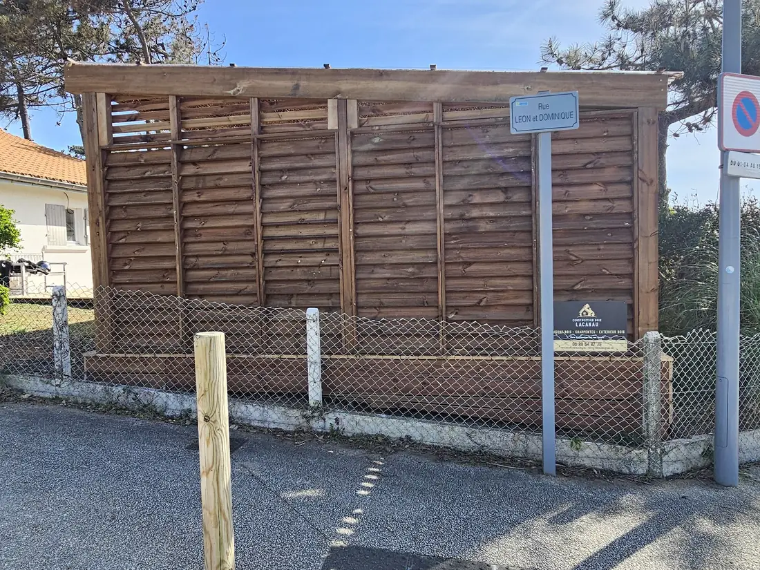 Terrasse bois couverte, fermée par un claustra, ouvrant sur une pelouse — vue 3