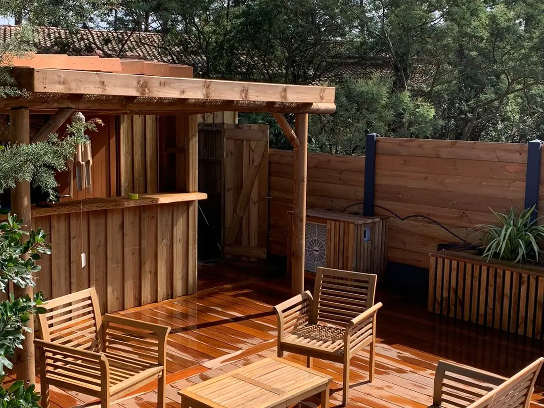 Terrasse bois et plage de piscine avec banc intégré et garde-corps — vue 4