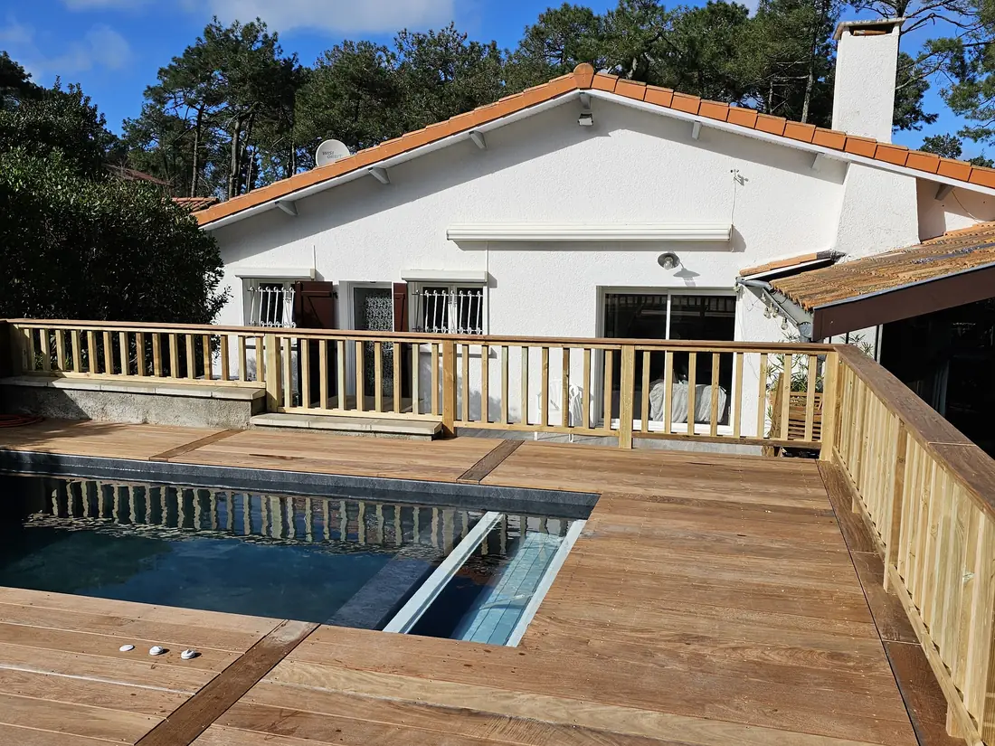 Terrasse bois et plage de piscine avec banc intégré et garde-corps — vue 2