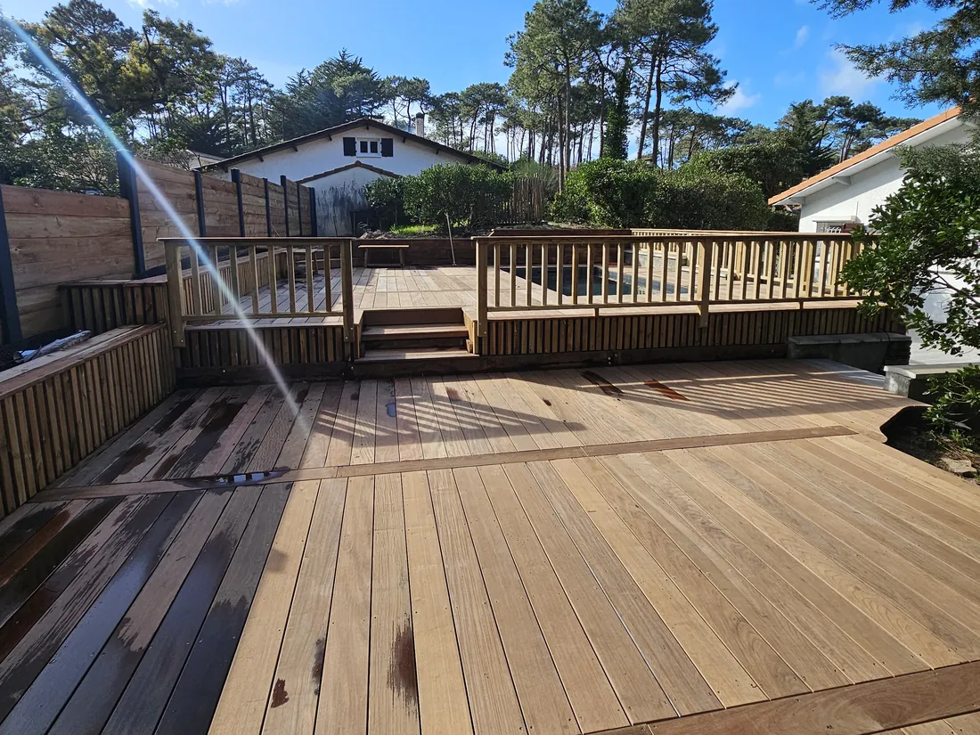 Terrasse bois sur plusieurs niveaux autour de la maison, sous les pins