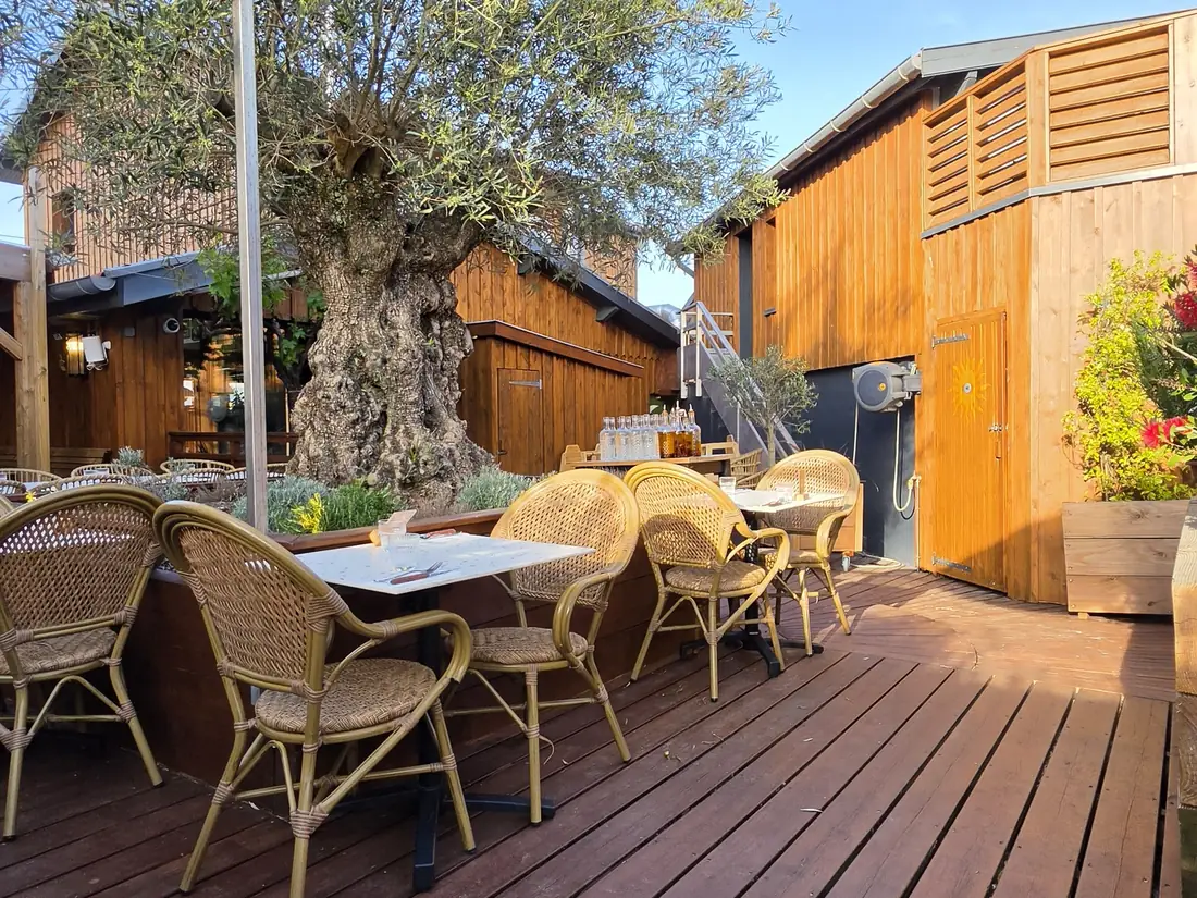 Terrasse couverte d’un restaurant, avec sa structure bois et son claustra — vue 3
