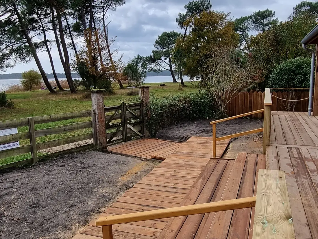 Terrasse couverte en bois ouvrant sur un jardin planté — vue 2