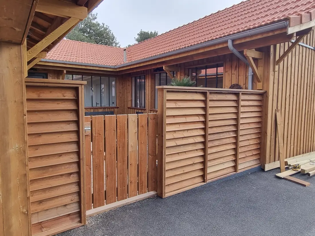 Terrasse couverte en bois ouvrant sur un jardin planté — vue 3