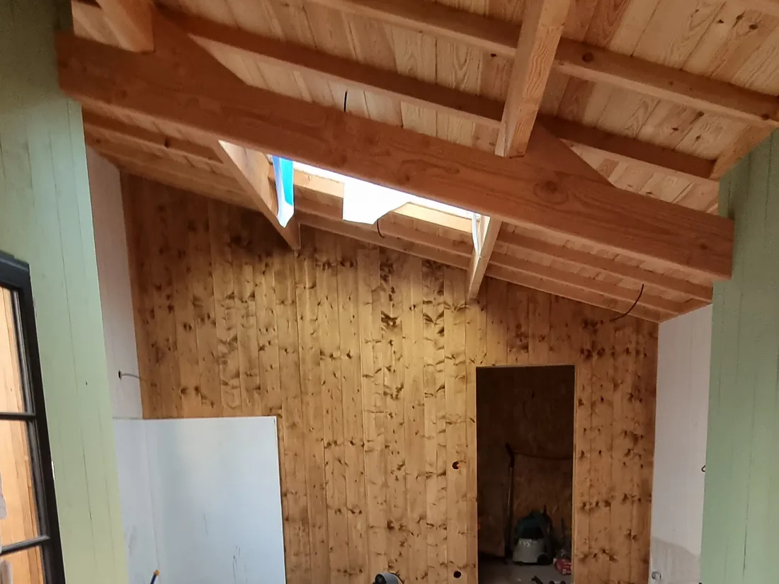 Volume sous charpente avant aménagement, carrelage posé